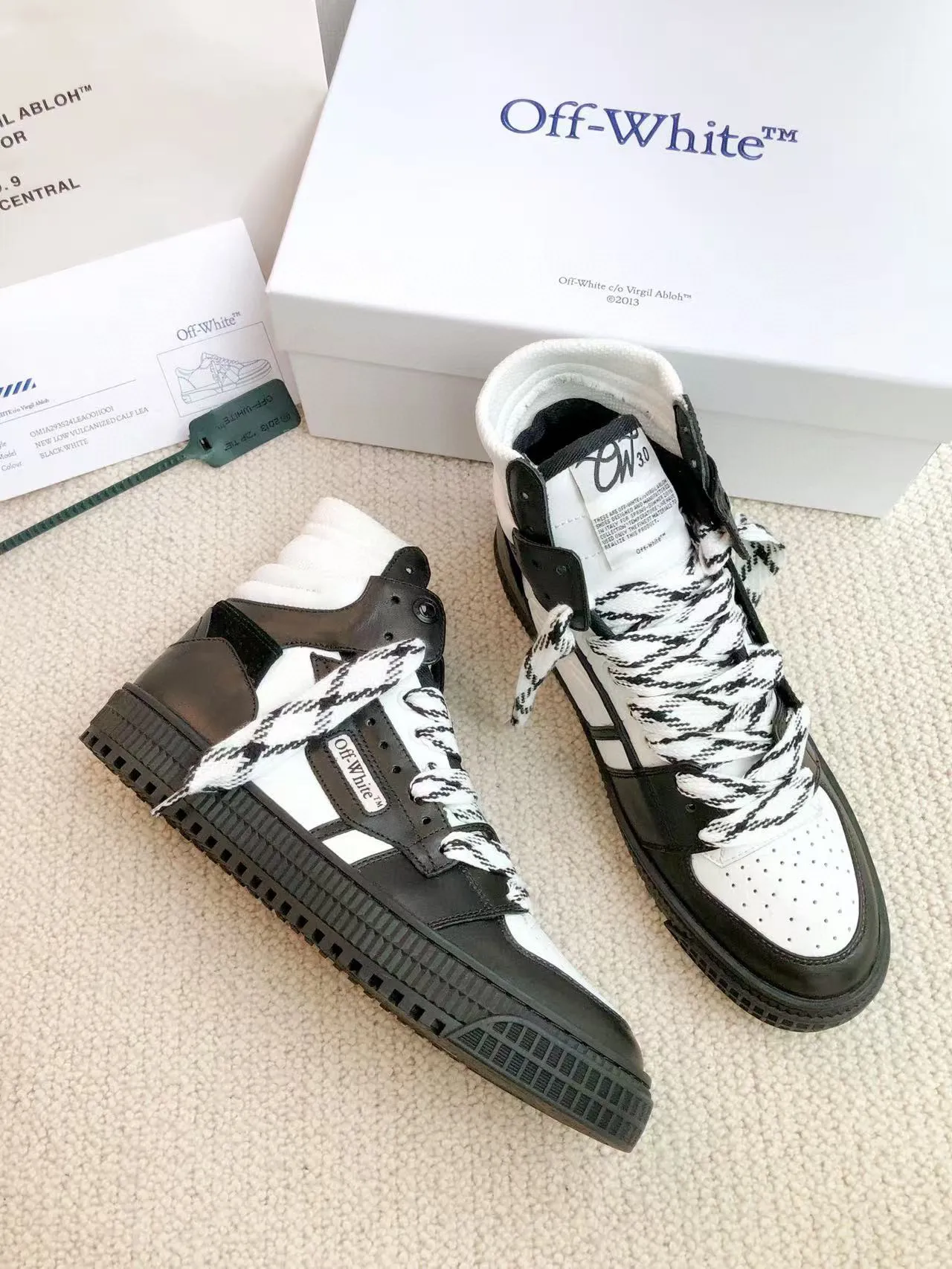 Men's shoes💰620 OFF WHITE ⚡️Couple style⚡️🍓New color🍓 The latest spring model of Gaobang street casual Martin style masterpiece, released the highest quality version on the market 👊 Series original mold opening, original lasting, production technology 1:1 original ➰🔜The best choice for more and more celebrities and Internet celebrities🔸In the classics Changes in the code🔸Innovate in the trend🔸Strive to break away from the shackles of bad street design🔝Although he is not the originator of fashion design, he is definitely a shining dark horse in avant-garde design🐴🆙Do not follow the trend🔅Not universal beauty🔅 Fabric💯First-layer cowhide Lining💯Imported skin-friendly and environmentally friendly polyester mesh Foot pads💯Original molded high-elastic environmentally friendly molding pads Midsole💯Original sleeve lasting process Outsole💯Rubber outsole Packaging💯Official website synchronizes a full set of packaging (brand wrapping paper, brand certificate, brand bag) code number 35-44, 45 customized